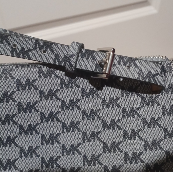 Michael Kors belt bag - Picture 4 of 6